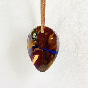 Boulderopal, Opal im Muttergestein, Australien, gebohrter Stein, Steinanhänger, Tropfenstein