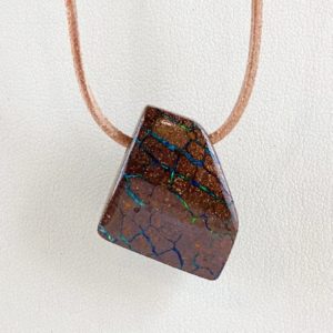 Boulderopal, Opal in Muttergestein, gebohrter Stein, Steinanhänger, Australien