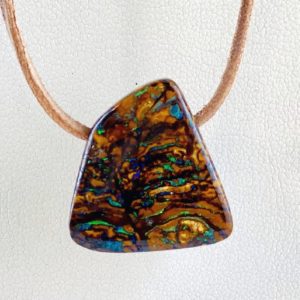 Opal im Muttergestein, Boulderopal, gebohrter Stein, Steinanhänger