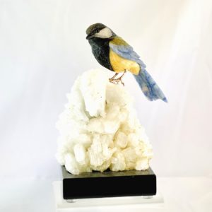Vogel, Meise, Blaumeise, Tierfigur aus Stein, Blauquarz, Calcit, Serpentin auf Dolomit, Steinfigur